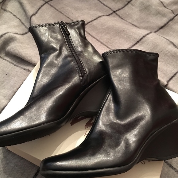 Women’s Black Bootie - Picture 2 of 5